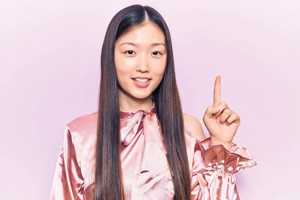 Mladá Krásná Číňanka Neformální Košili Úsměvem Nápadem Nebo Otázkou Ukazující — Stock fotografie