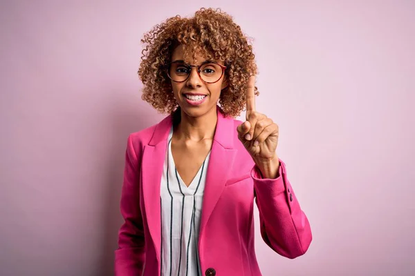 Jeune Femme Affaires Afro Américaine Portant Des Lunettes Debout Sur — Photo