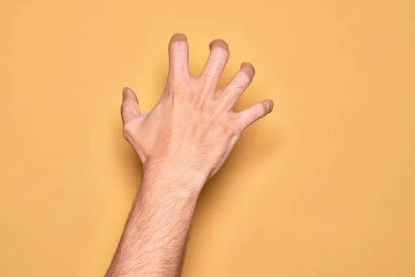 Mano Joven Caucásico Mostrando Dedos Sobre Fondo Amarillo Aislado Agarrando — Foto de Stock