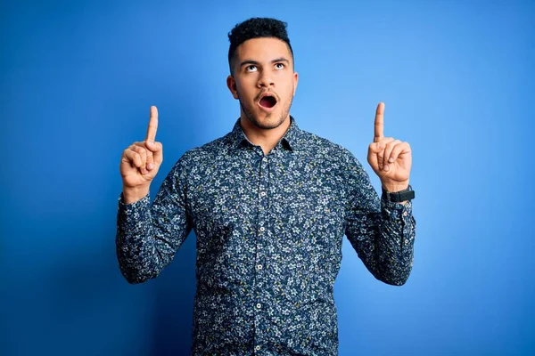 Young Handsome Man Wearing Casual Shirt Standing Isolated Blue Background — Stock Photo, Image