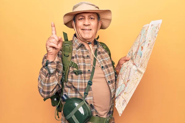 Uomo Anziano Con Capelli Grigi Indossa Zaino Escursionista Tenendo Mappa — Foto Stock