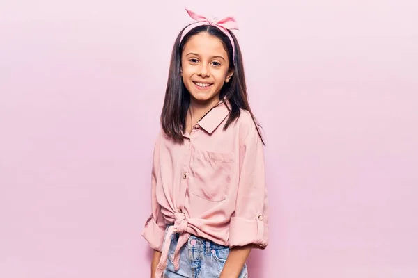 Vacker Barn Flicka Bär Casual Kläder Med Ett Lyckligt Och — Stockfoto