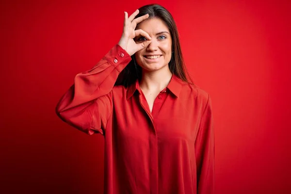 Jonge Mooie Vrouw Met Blauwe Ogen Dragen Casual Shirt Staan — Stockfoto