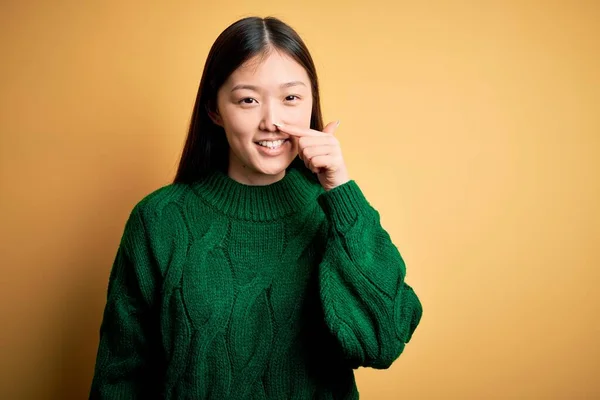 Giovane Bella Donna Asiatica Indossa Maglione Invernale Verde Sfondo Giallo — Foto Stock