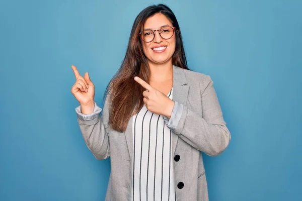 Νεαρή Ισπανίδα Επιχειρηματίας Φορώντας Γυαλιά Στέκεται Πάνω Από Μπλε Απομονωμένο — Φωτογραφία Αρχείου