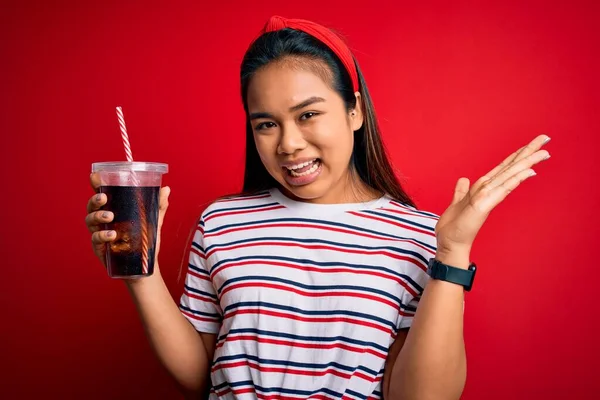 Joven Asiática Chica Bebiendo Cola Fizzy Refresco Usando Paja Sobre —  Fotos de Stock