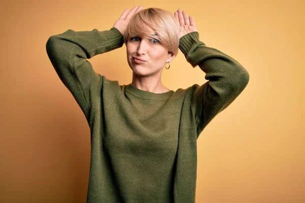 Young Blonde Woman Modern Short Hair Wearing Casual Sweater Yellow — Stock Photo, Image