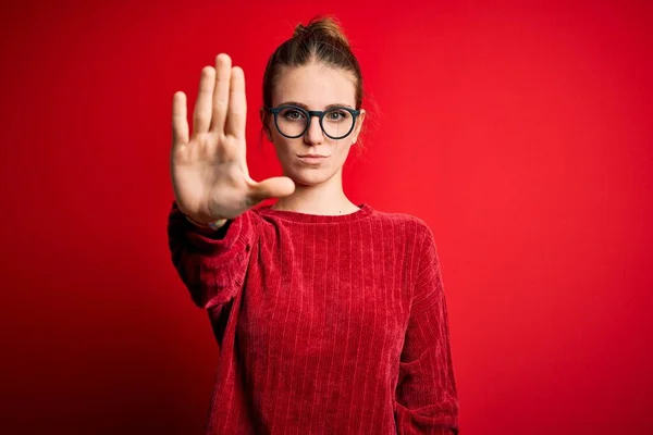 Jonge Mooie Roodharige Vrouw Dragen Casual Trui Geïsoleerde Rode Achtergrond — Stockfoto