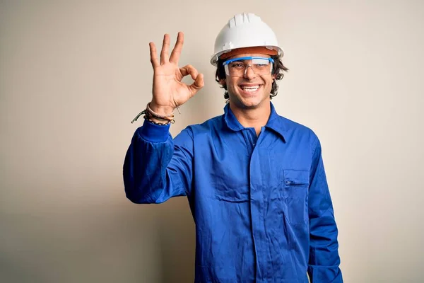 Junger Bauarbeiter Uniform Und Sicherheitshelm Vor Isoliertem Weißem Hintergrund Der — Stockfoto