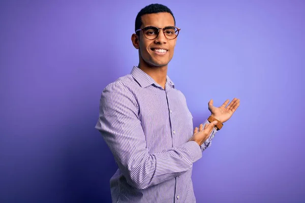 Schöner Afrikanisch Amerikanischer Mann Mit Gestreiftem Hemd Und Brille Über — Stockfoto