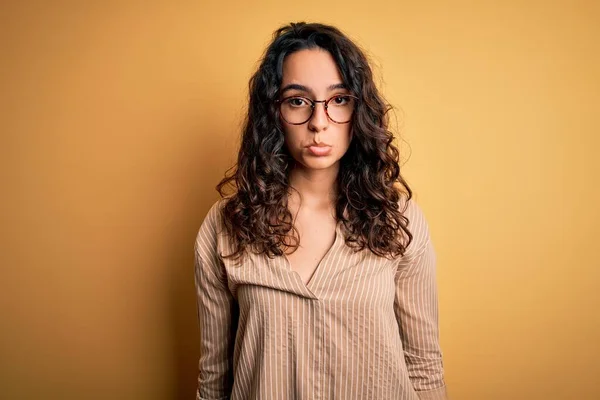 Bella Donna Con Capelli Ricci Indossa Camicia Righe Occhiali Sfondo — Foto Stock