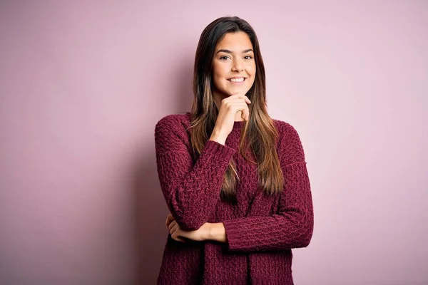 Joven Chica Hermosa Con Suéter Casual Sobre Fondo Rosa Aislado —  Fotos de Stock