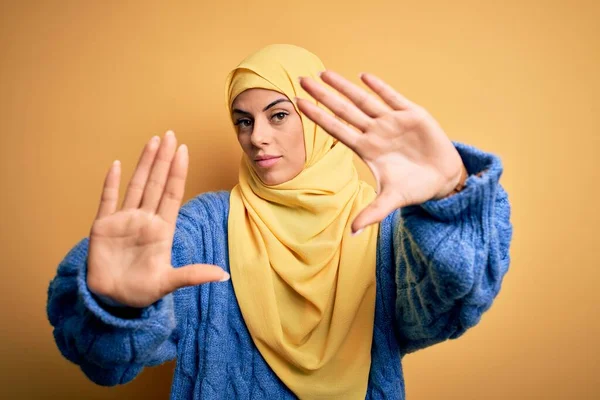Młoda Piękna Brunetka Muzułmanka Arabskim Hidżabie Odizolowanym Żółtym Tle Robi — Zdjęcie stockowe