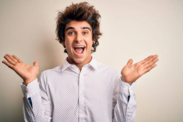 Jovem Empresário Bonito Vestindo Camisa Elegante Sobre Fundo Branco Isolado — Fotografia de Stock