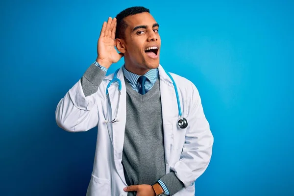 Bonito Médico Afro Americano Vestindo Casaco Estetoscópio Sobre Fundo Azul — Fotografia de Stock