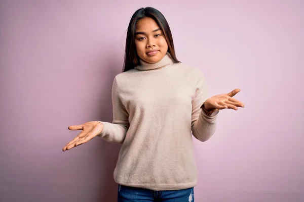 Junge Schöne Asiatische Mädchen Lässigem Rollkragenpullover Über Isoliertem Rosa Hintergrund — Stockfoto