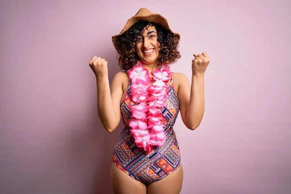 Young Beautiful Arab Woman Vacation Wearing Swimsuit Hawaiian Lei Flowers — Stock Photo, Image