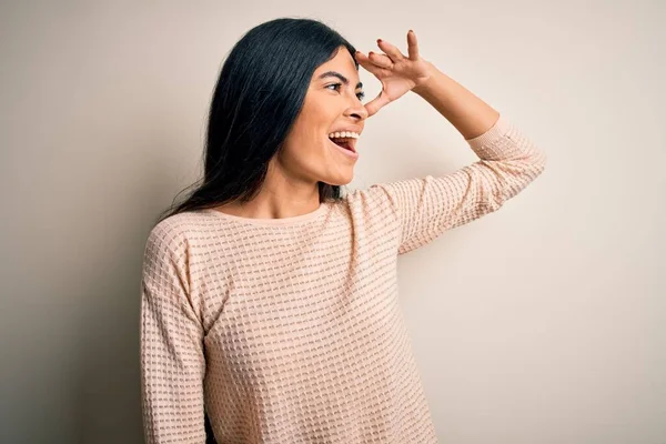 Joven Mujer Hispana Hermosa Usando Suéter Rosa Elegante Sobre Fondo — Foto de Stock