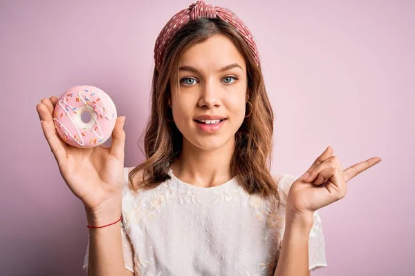 Jong Blond Meisje Eten Zoete Bakkerij Suiker Donut Roze Geïsoleerde — Stockfoto