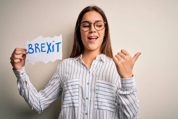 Jeune Belle Femme Brune Tenant Papier Avec Message Brexit Sur — Photo
