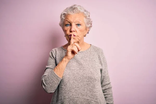 Senior Krásná Žena Sobě Ležérní Tričko Stojící Nad Izolovaným Růžovým — Stock fotografie