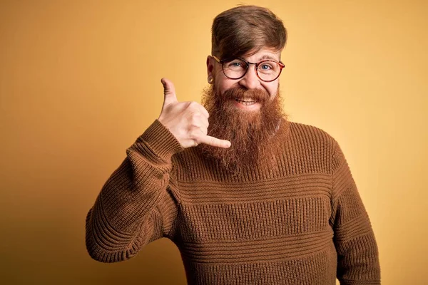 Knappe Ierse Roodharige Man Met Baard Die Een Bril Draagt — Stockfoto