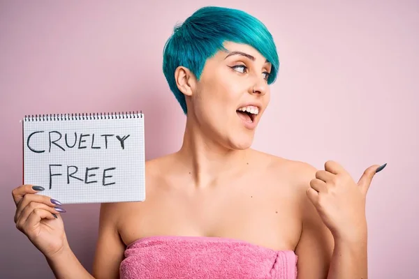 Mladá Žena Modrou Módní Vlasy Ukazující Krutost Free Kosmetika Poselství — Stock fotografie