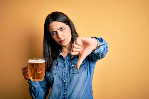 Giovane Donna Con Gli Occhi Blu Bere Vaso Birra Piedi — Foto Stock