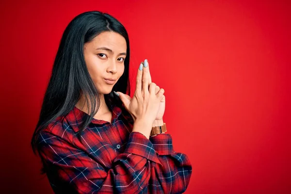 Jonge Mooie Chinese Vrouw Draagt Casual Shirt Geïsoleerde Rode Achtergrond — Stockfoto