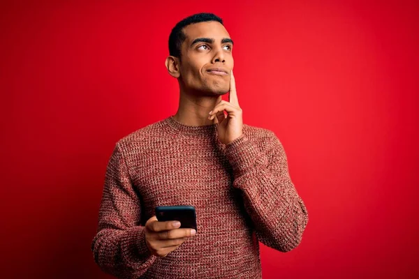 Bello Afroamericano Uomo Avendo Conversazione Utilizzando Smartphone Sfondo Rosso Volto — Foto Stock