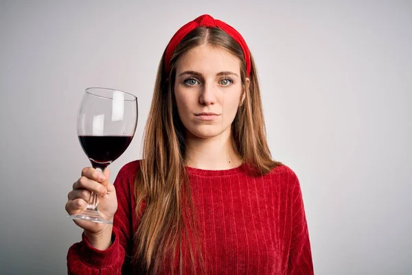 Giovane Bella Rossa Donna Bere Bicchiere Vino Rosso Sfondo Bianco — Foto Stock