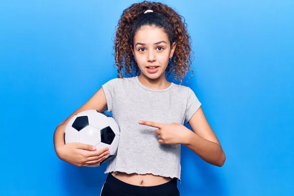 Frumoasă Fată Copil Părul Creț Care Ține Mingea Fotbal Zâmbind — Fotografie, imagine de stoc
