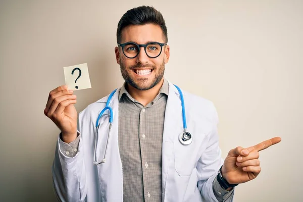 Junger Arzt Trägt Stethoskop Mit Fragezeichen Mahnung Über Isoliertem Hintergrund — Stockfoto
