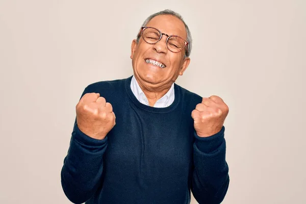 Hombre Mayor Guapo Pelo Gris Con Suéter Gafas Sobre Fondo —  Fotos de Stock