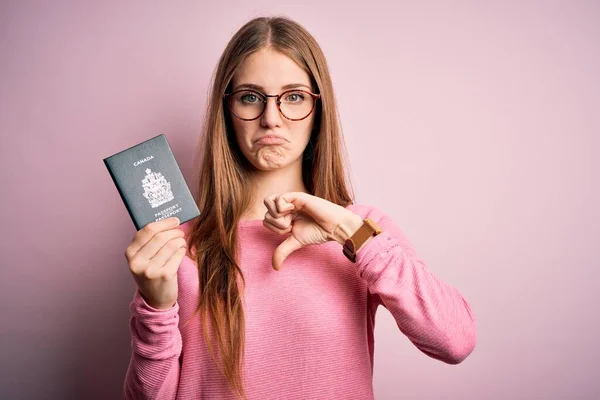 Hermosa Pelirroja Turista Sosteniendo Canada Canadiense Pasaporte Sobre Bakcground Rosa — Foto de Stock