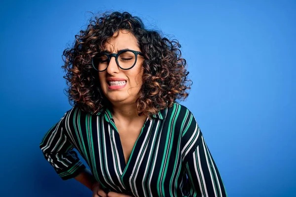Ung Vacker Lockig Arabiska Kvinna Bär Randig Skjorta Och Glasögon — Stockfoto