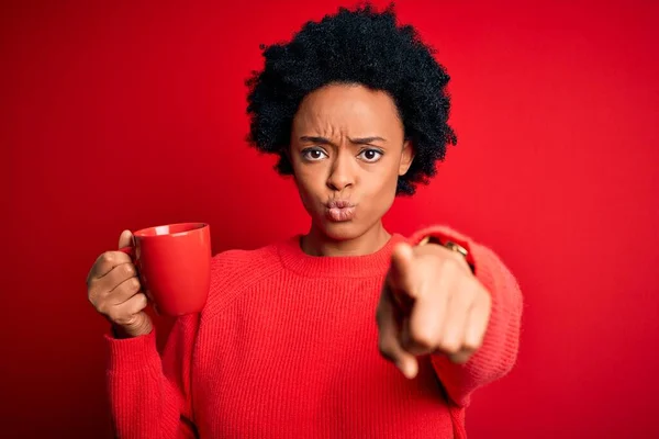 Afrikai Amerikai Afro Göndör Haj Ivás Csésze Kávé Felett Piros — Stock Fotó