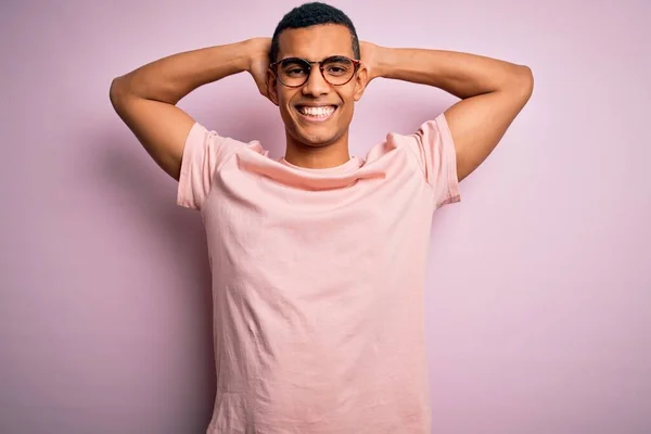 Jóképű Afro Amerikai Férfi Visel Alkalmi Póló Szemüveg Felett Rózsaszín — Stock Fotó