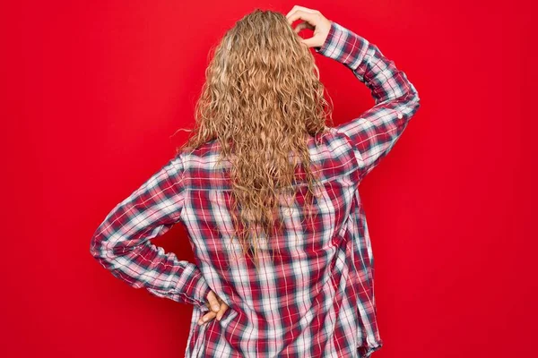 Young Beautiful Blonde Woman Wearing Casual Shirt Standing Isolated Red — Stock Photo, Image