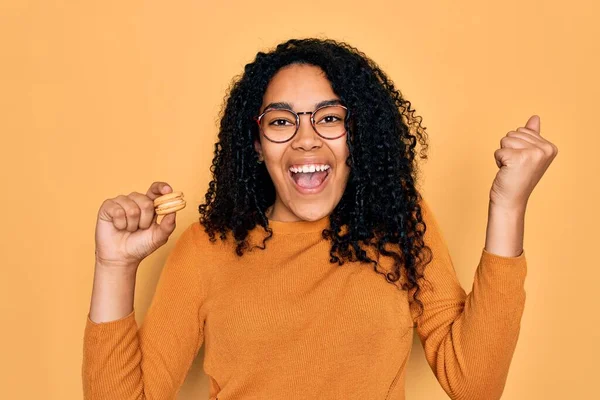 Ung Afrikansk Amerikansk Lockig Kvinna Bär Glasögon Äta Läckra Franska — Stockfoto