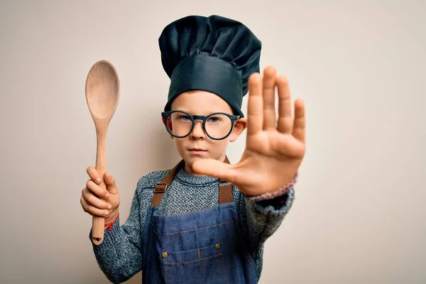 Giovane Piccolo Cuoco Caucasico Bambino Indossa Uniforme Chef Cappello Cucina — Foto Stock