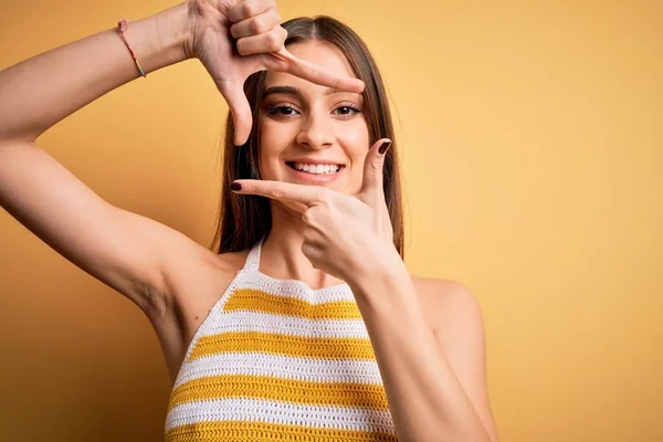 Mulher Morena Bonita Nova Vestindo Shirt Listrada Casual Sobre Fundo — Fotografia de Stock