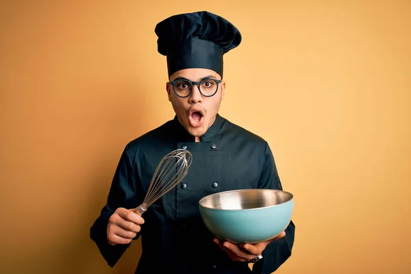 Joven Chef Brasileño Con Uniforme Cocina Sombrero Usando Tazón Batir — Foto de Stock