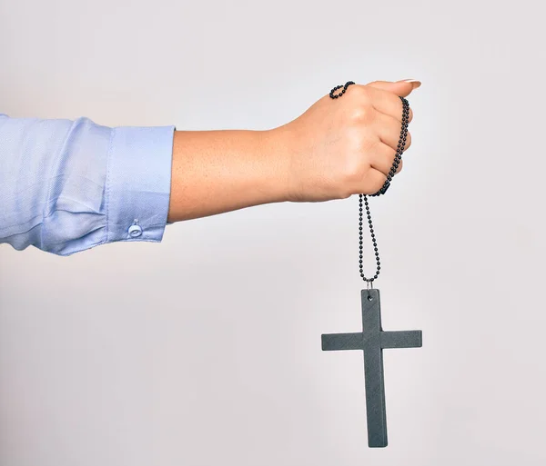 Mão Caucasiano Jovem Católica Segurando Cruz Cristã Sobre Fundo Branco — Fotografia de Stock