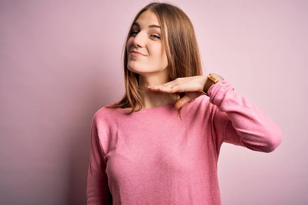 Joven Hermosa Pelirroja Vistiendo Suéter Casual Sobre Fondo Rosa Aislado —  Fotos de Stock