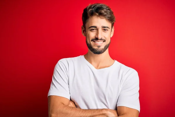 Ein Junger Gutaussehender Mann Mit Bart Und Lässigem Shirt Steht — Stockfoto