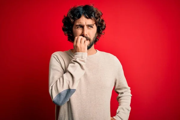 Homem Bonito Jovem Com Barba Vestindo Camisola Casual Sobre Fundo — Fotografia de Stock