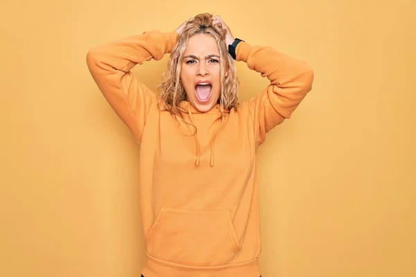 Junge Schöne Blonde Sportliche Frau Lässigem Sweatshirt Vor Gelbem Hintergrund — Stockfoto