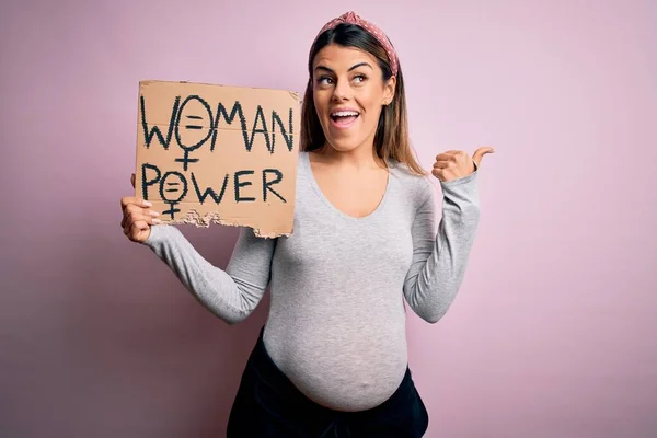 Jovem Morena Grávida Esperando Bebê Segurando Banner Pedindo Mulheres Poder — Fotografia de Stock