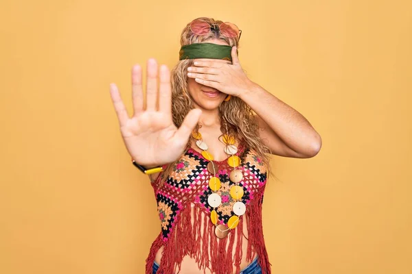 Bella Donna Hippie Bionda Indossa Occhiali Sole Accessori Sfondo Giallo — Foto Stock